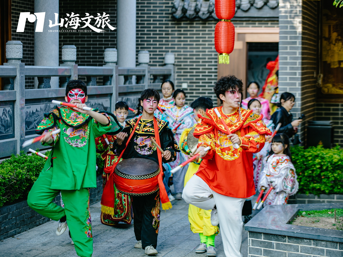 山海文旅民俗沉浸式体验:游客参与潮汕营老爷民俗活动