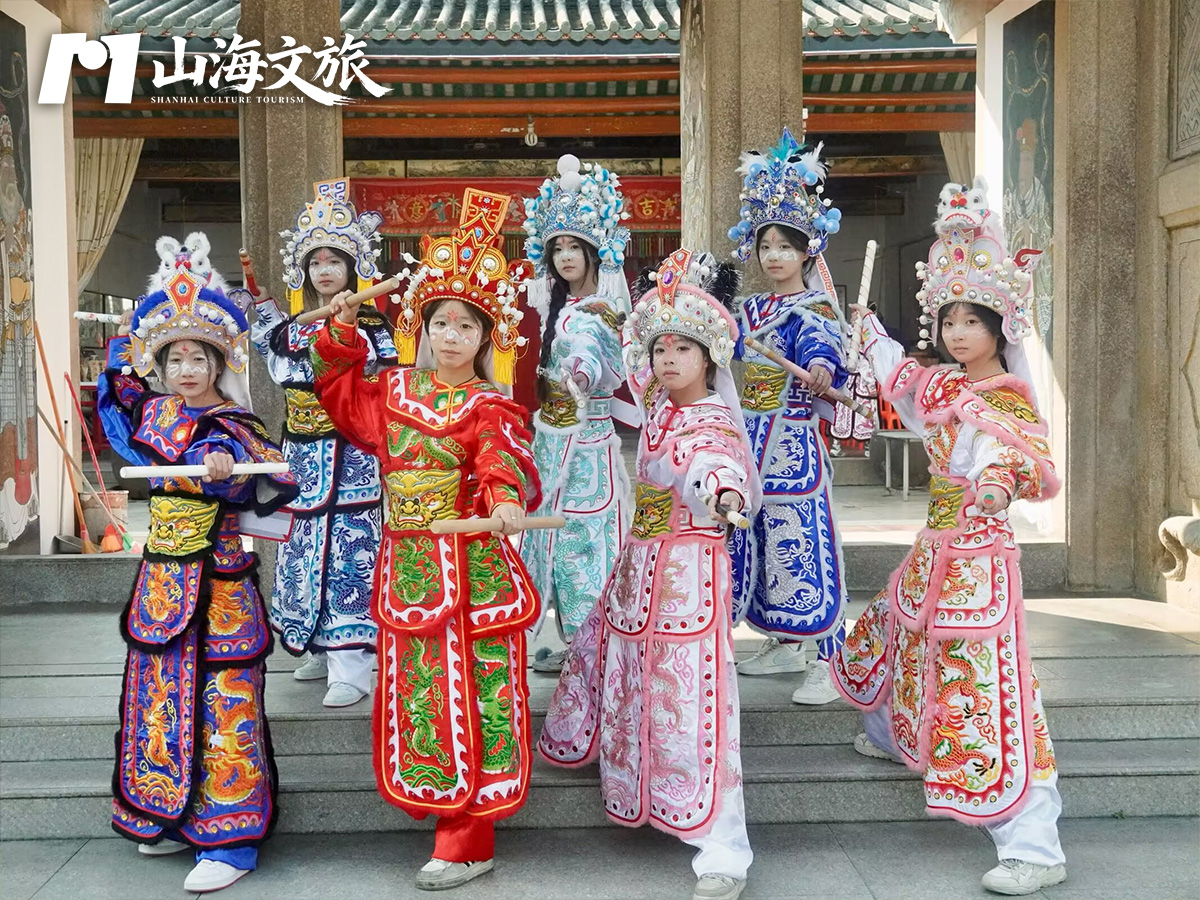 潮汕英歌舞深度体验：小学员身穿英歌戏服、手持英歌槌，在祠堂前摆出亮相造型