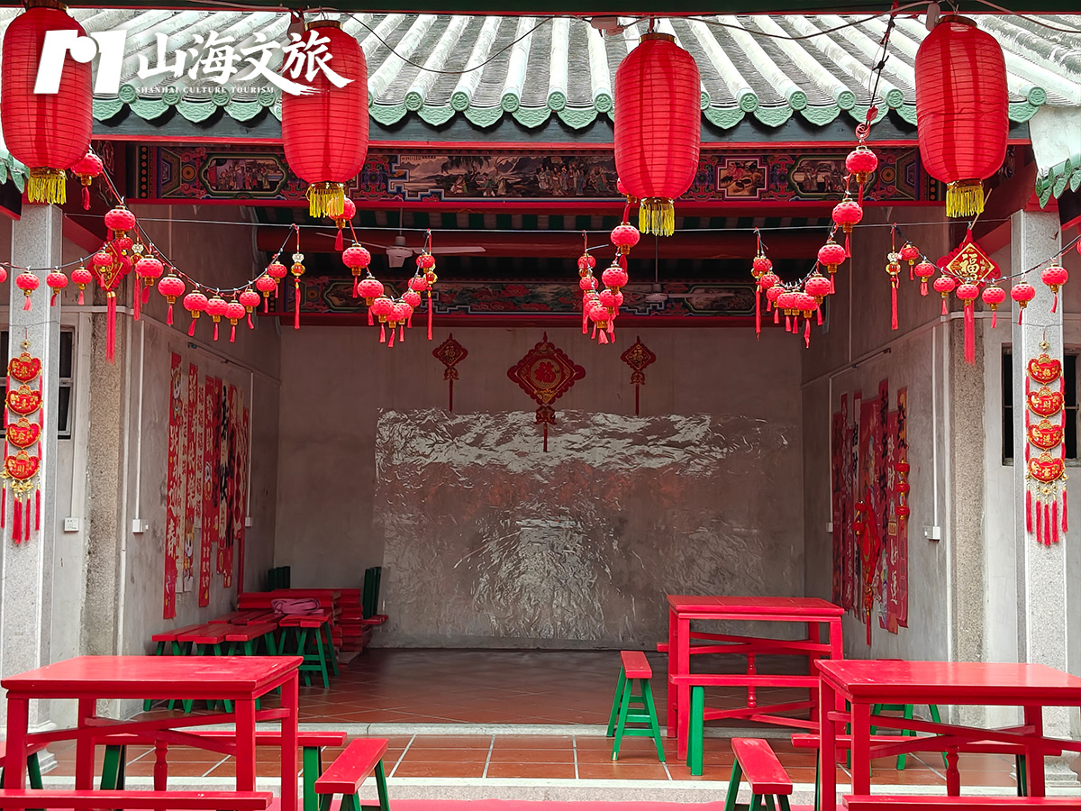 祠堂文化研学：学员在潮汕祠堂前与讲解老师合影