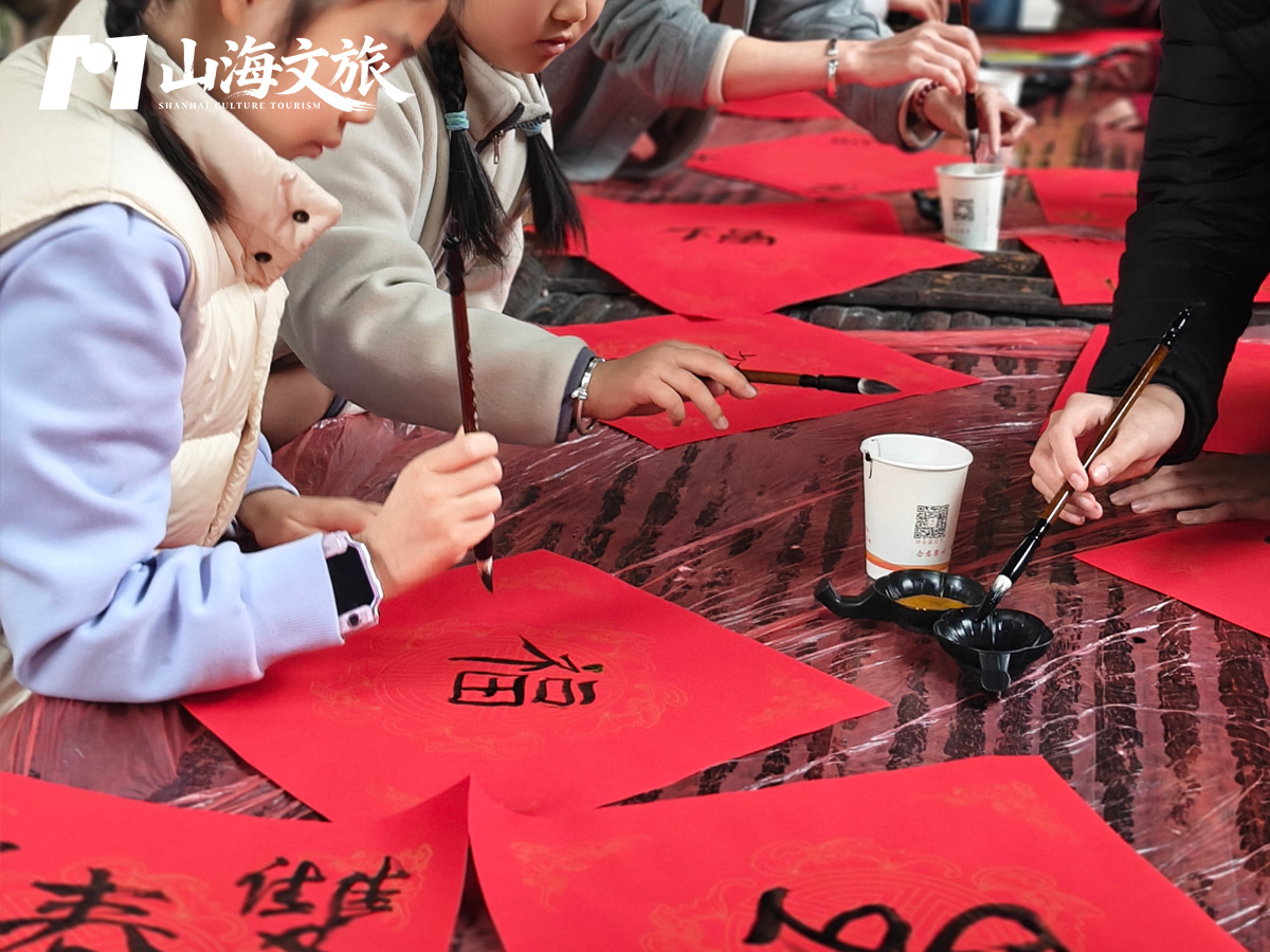 潮汕春节乡村晚会：乡村戏台前的团队观演现场