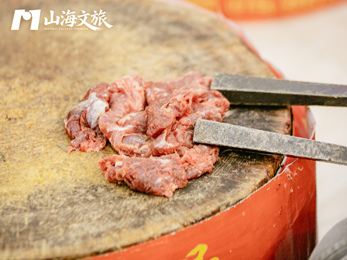 手打牛肉丸体验：团队跟着师傅用铁棒捶打牛肉，制作潮汕牛肉丸