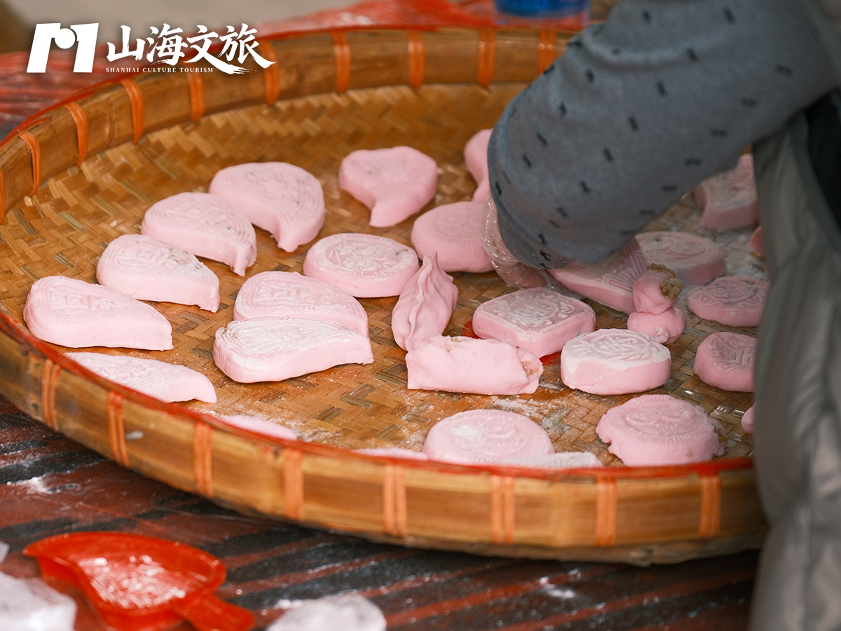 红桃粿研学：刚压好的红桃粿粉粿摆满竹筛，学员收粿备蒸