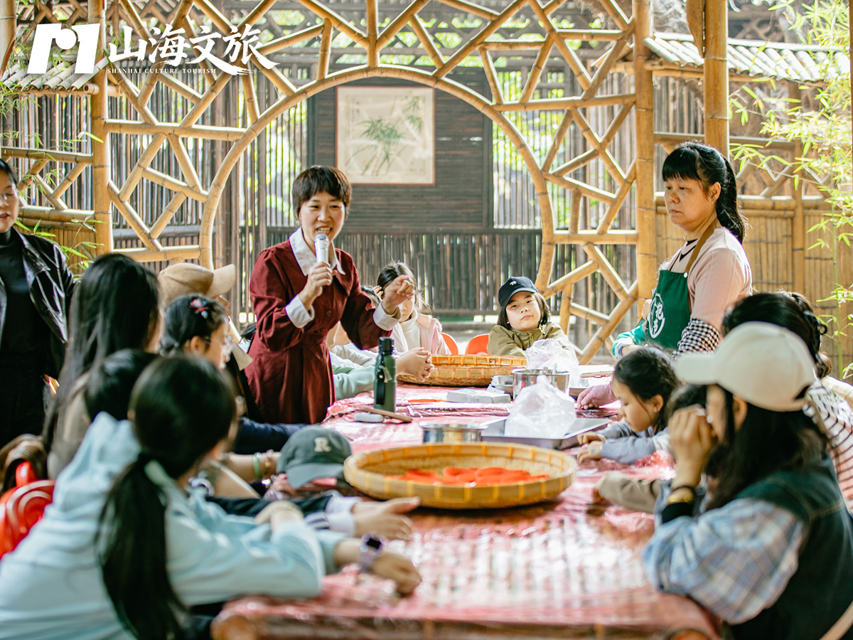 红桃粿研学：学员用粿印压出红桃粿，粿品摆满蒸笼