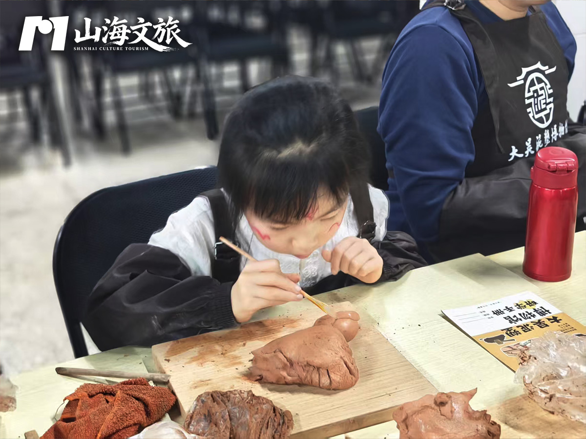 非遗大吴泥塑研学：团队跟泥塑传承人捏制泥塑作品