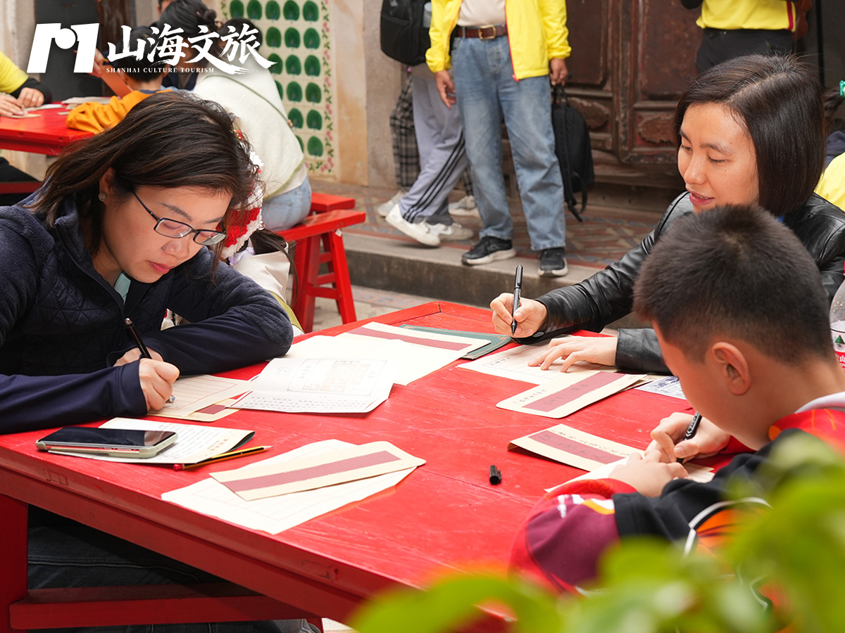 侨批剧本杀研学：学员在侨宅院落中伏案书写侨批信封，围绕侨批故事参与剧本解谜