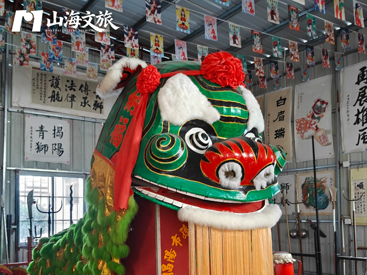 非遗青狮研学：学员在传承人指导下体验青狮舞狮动作