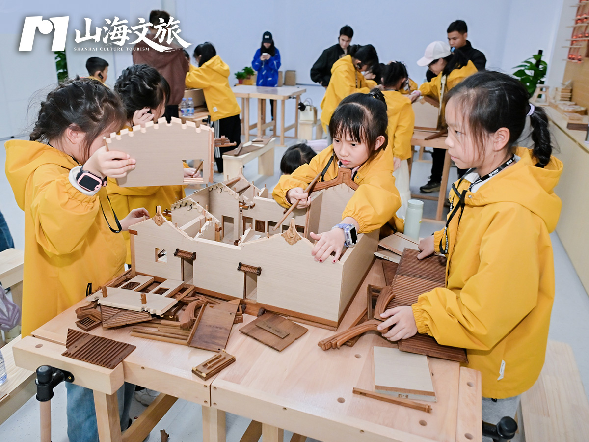 潮汕古建筑研学：小学员在工坊里拼装潮汕民居木构模型，认识老厝的屋顶与院落结构