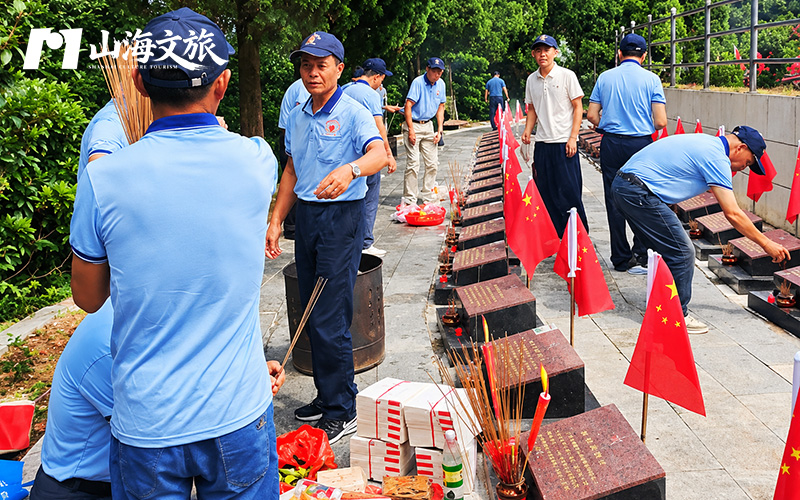 红色党建:党建团队在纪念馆前合影